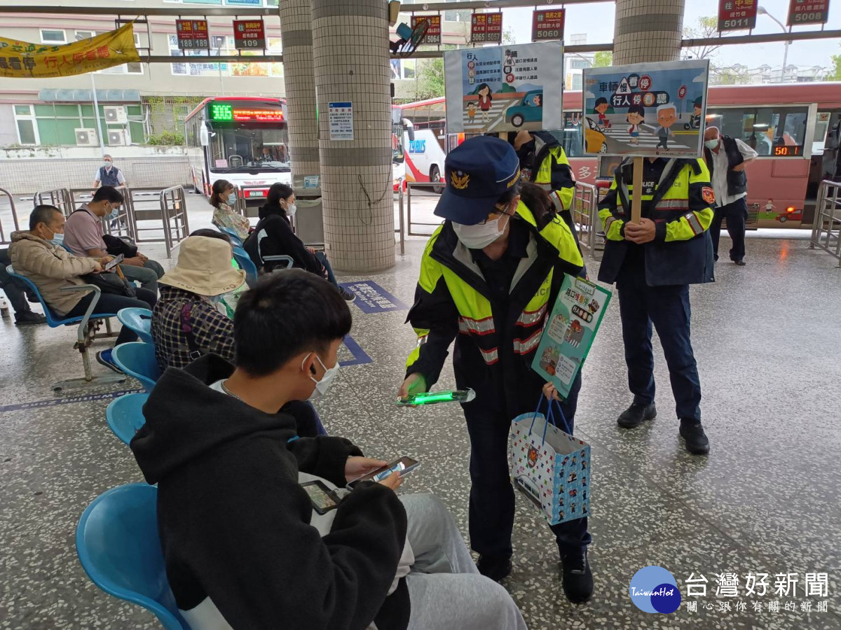 桃園分局於車站、市場等人潮聚集處所做交通安全宣導。<br />
<br />
