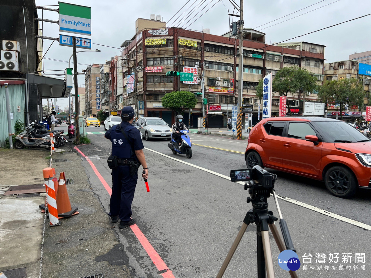 桃園分局選定23處轄區行人高發事故路口進行強力取締工作。<br />
<br />
