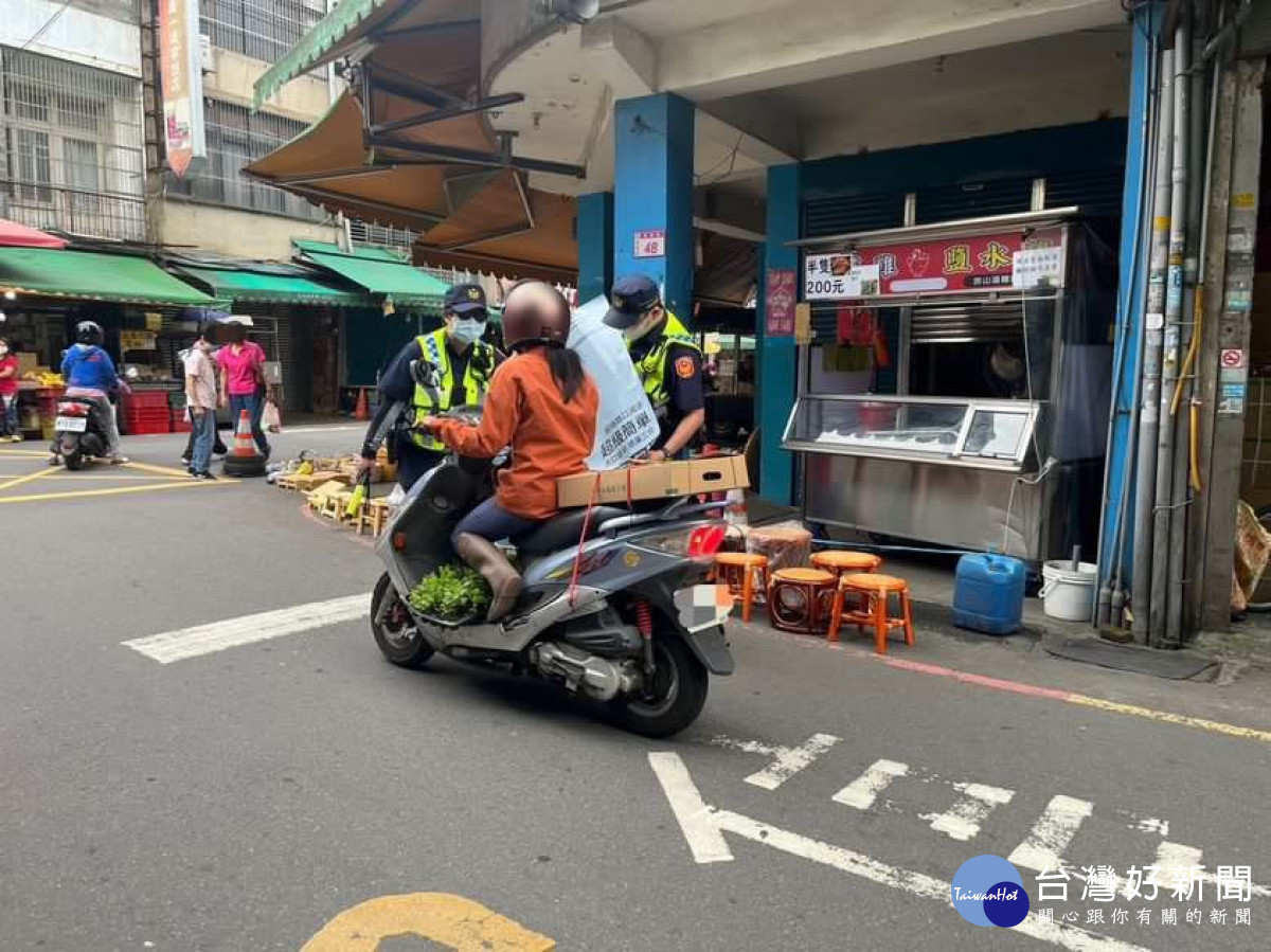 龍警宣導無號誌路口停讓。