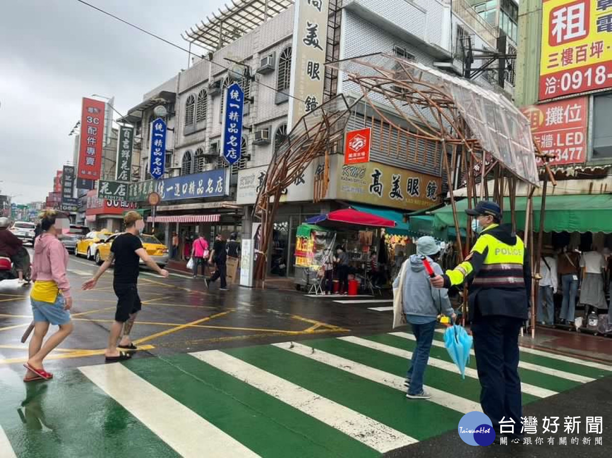 龍警宣導無號誌路口停讓。