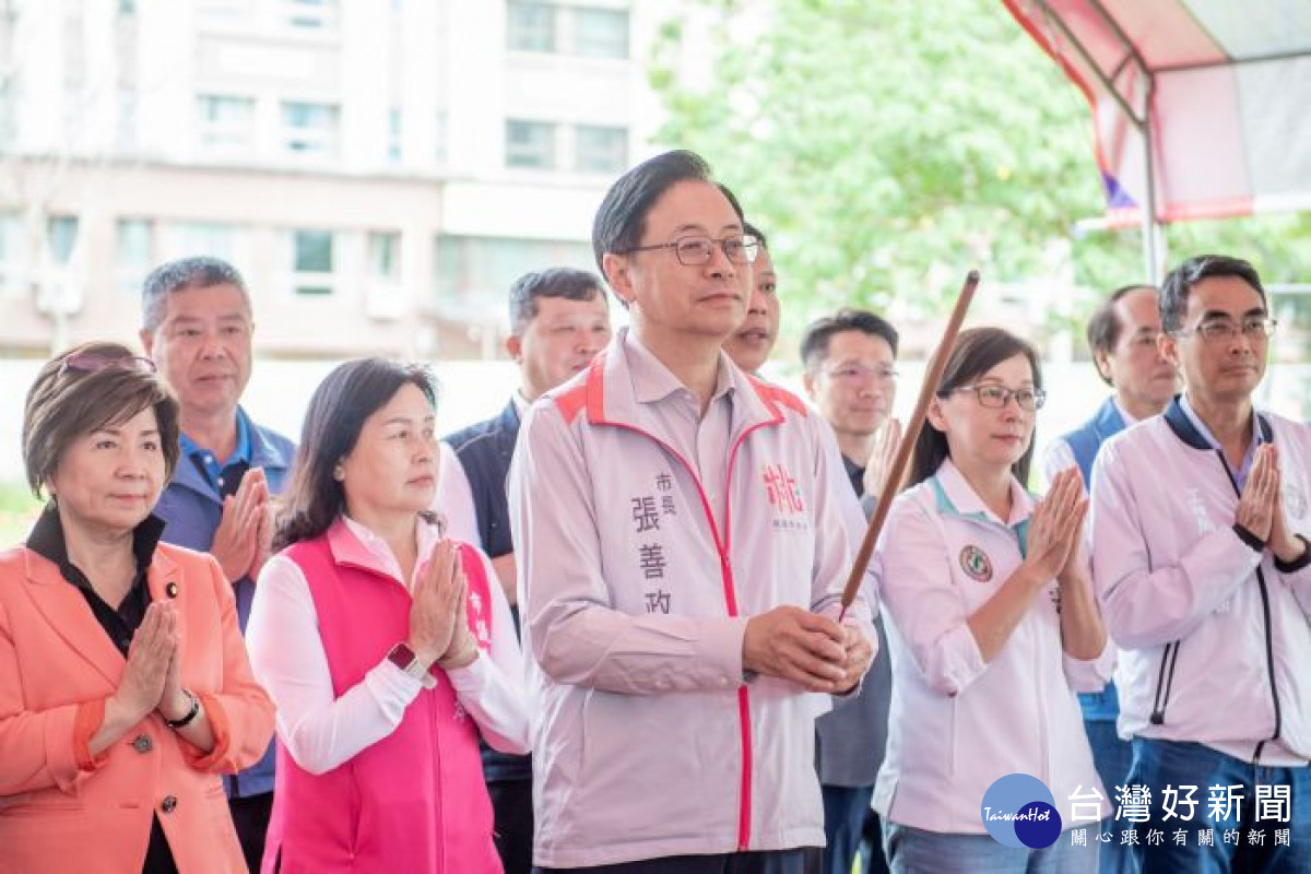 張市長執香祝禱開工順利。