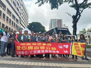 ▲醫療公益一起來，三民區里長聯誼會挽袖捐血獻愛心。