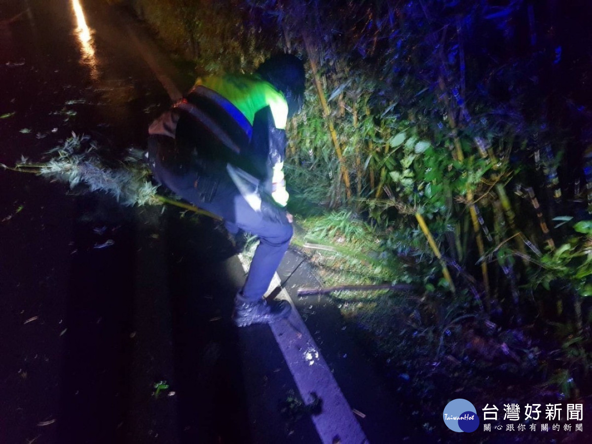 豪雨造成竹林倒塌，龍潭警深夜冒雨鋸竹維護用路安全。