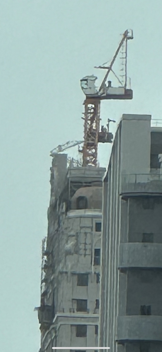 強颱恐襲台 中捷事故禍首塔吊車仍高掛在事故大樓頂樓