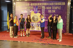 洪秘書長與來賓歡迎大家來為選手加油。（記者扶小萍攝）