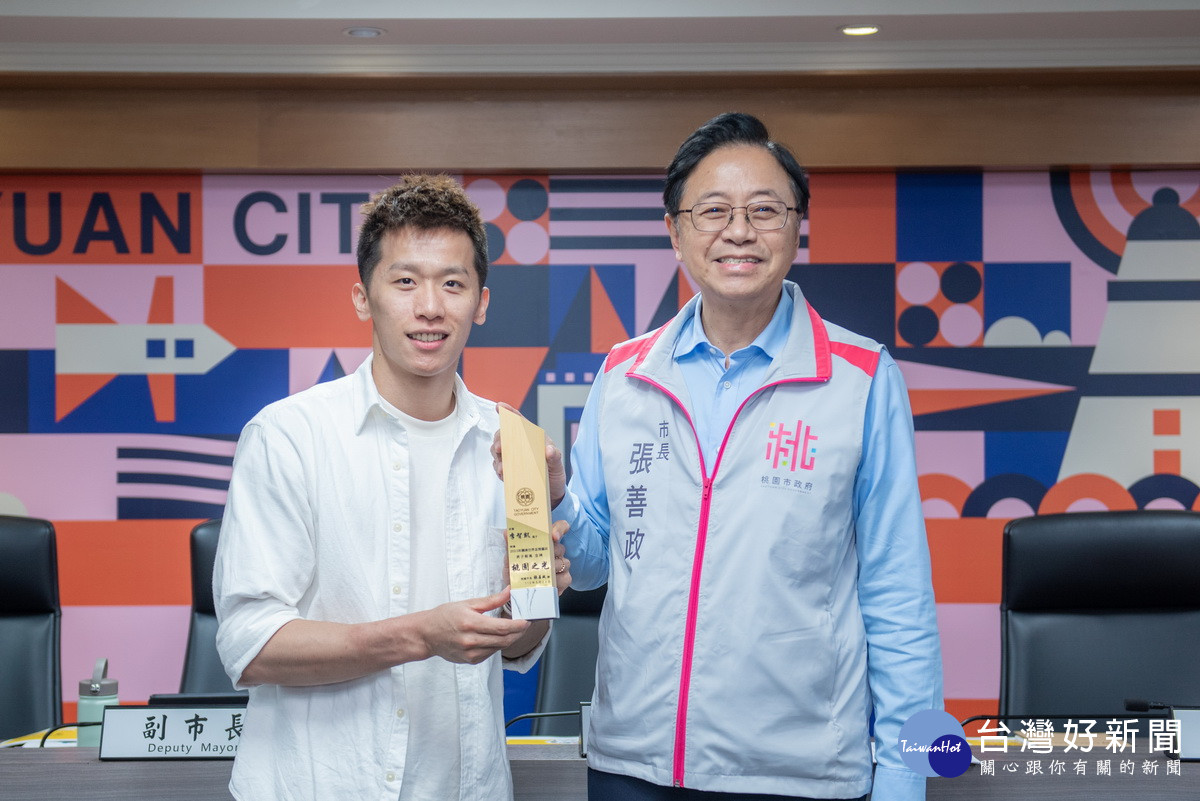 桃園市長張善政頒獎表揚表揚體操選手李智凱。