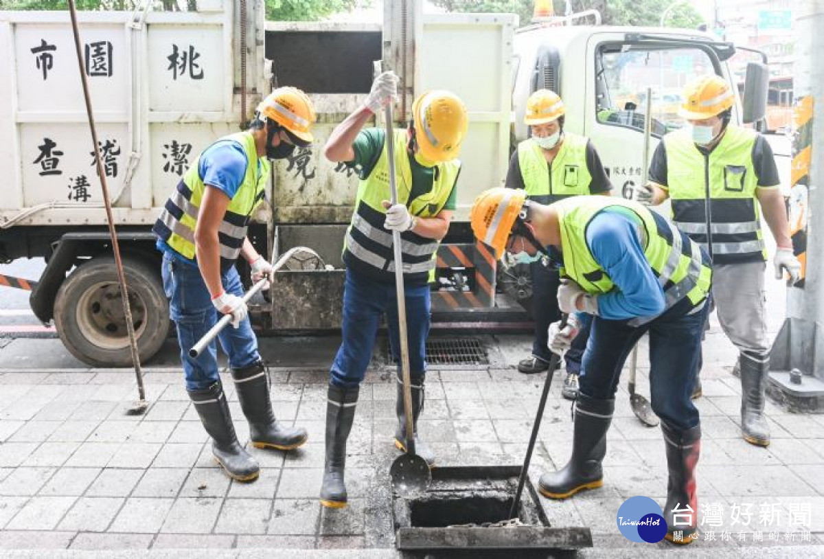桃環保局加強執行道路側溝清淤作業。<br />
<br />

