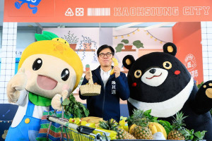 ▲「夏祭新鮮市」專屬農產品牌，陳其邁化身最強推銷員，邀請民眾一同品嚐高雄新鮮水果及農產。（圖／記者 許高祥 翻攝）