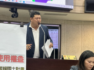 游顥議員請許縣長將南投農產觀光帶到對岸行銷。（記者扶小萍攝）