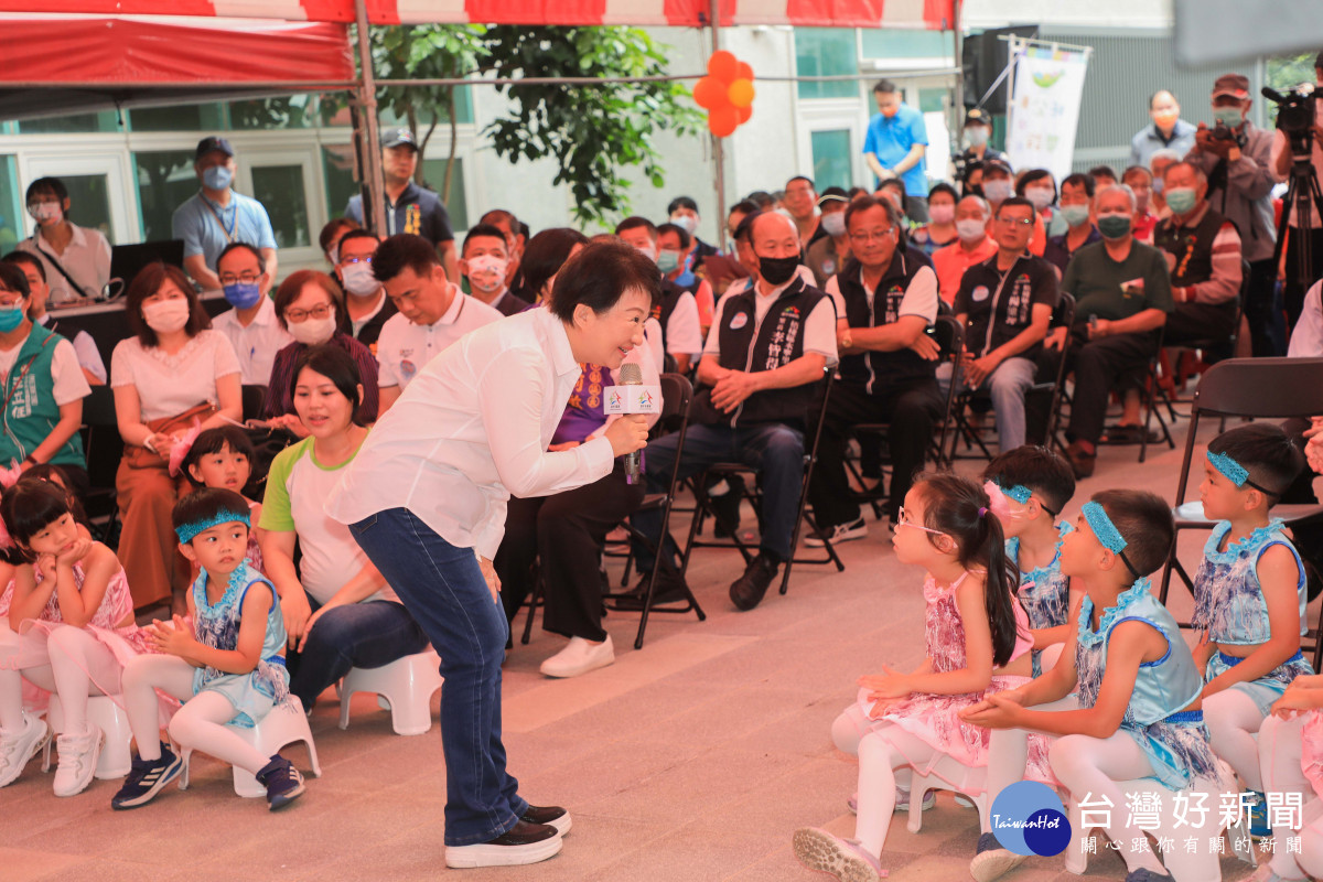 台中市長盧秀燕出席梧棲三民托嬰中心揭幕儀式。