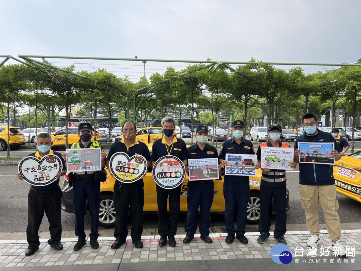 警方與計程車駕駛、貨運業者及民眾擴大宣導「車輛慢看停,行人停看聽」/嘉義縣警局提供