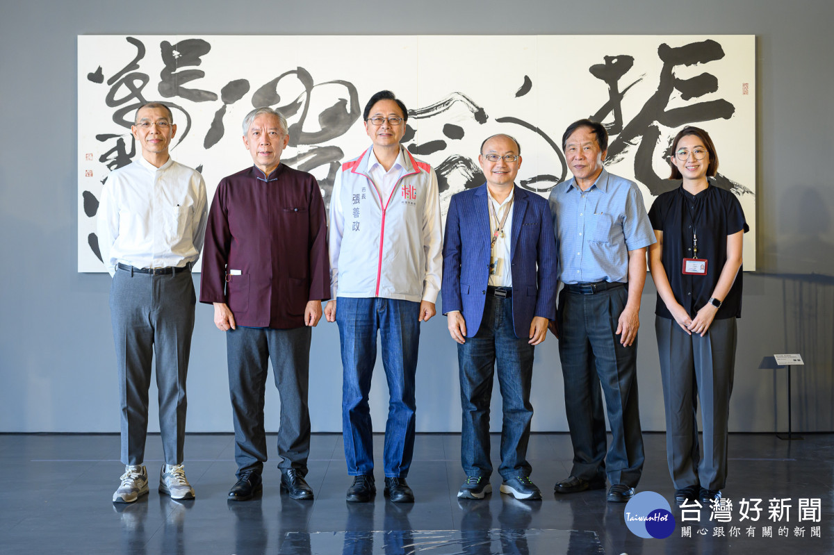 貴賓合影,左起史博館策展人蔡耀慶、史博館梁永斐館長、市張善政市長、文化局邱正生局長、桃美館石瑞仁顧問以及桃美館策展人林佳穎