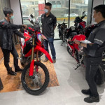 阿鎧(中)擔任重機車銷售，走出自己一片天。