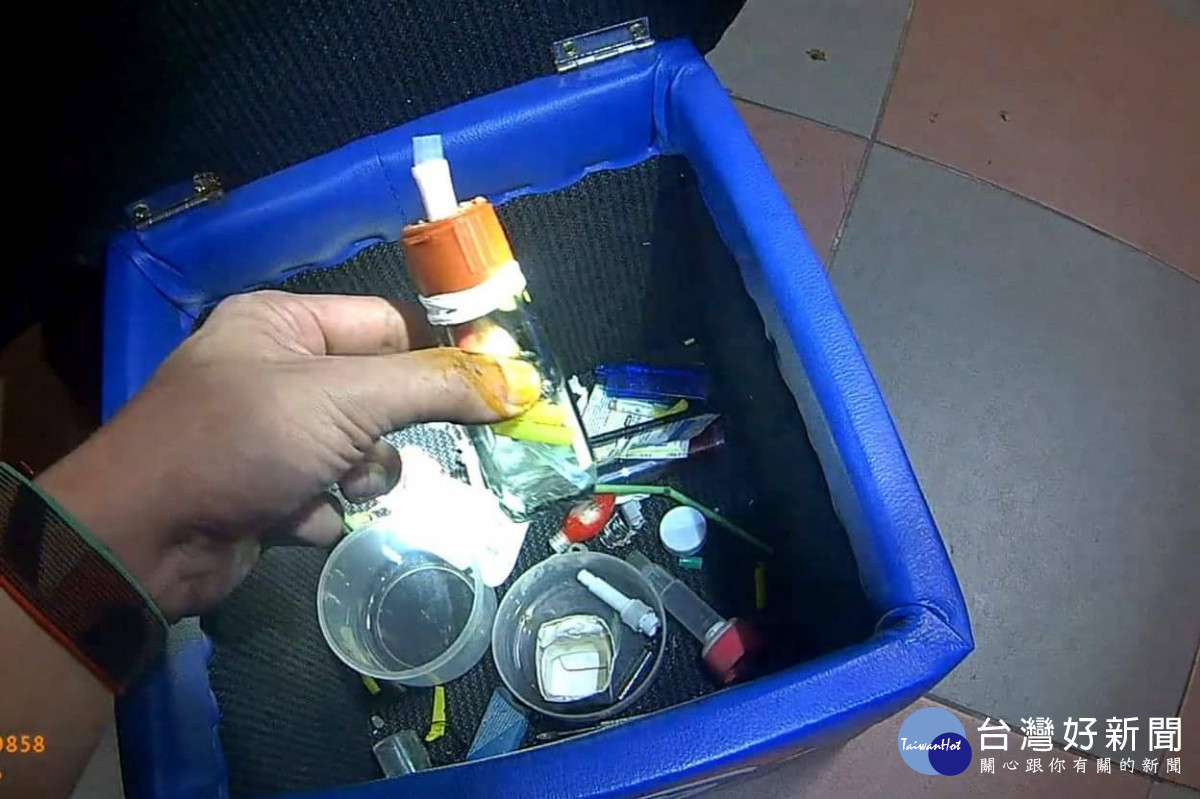 員警在收納椅裡發現使用過的毒品吸食器／警方提供