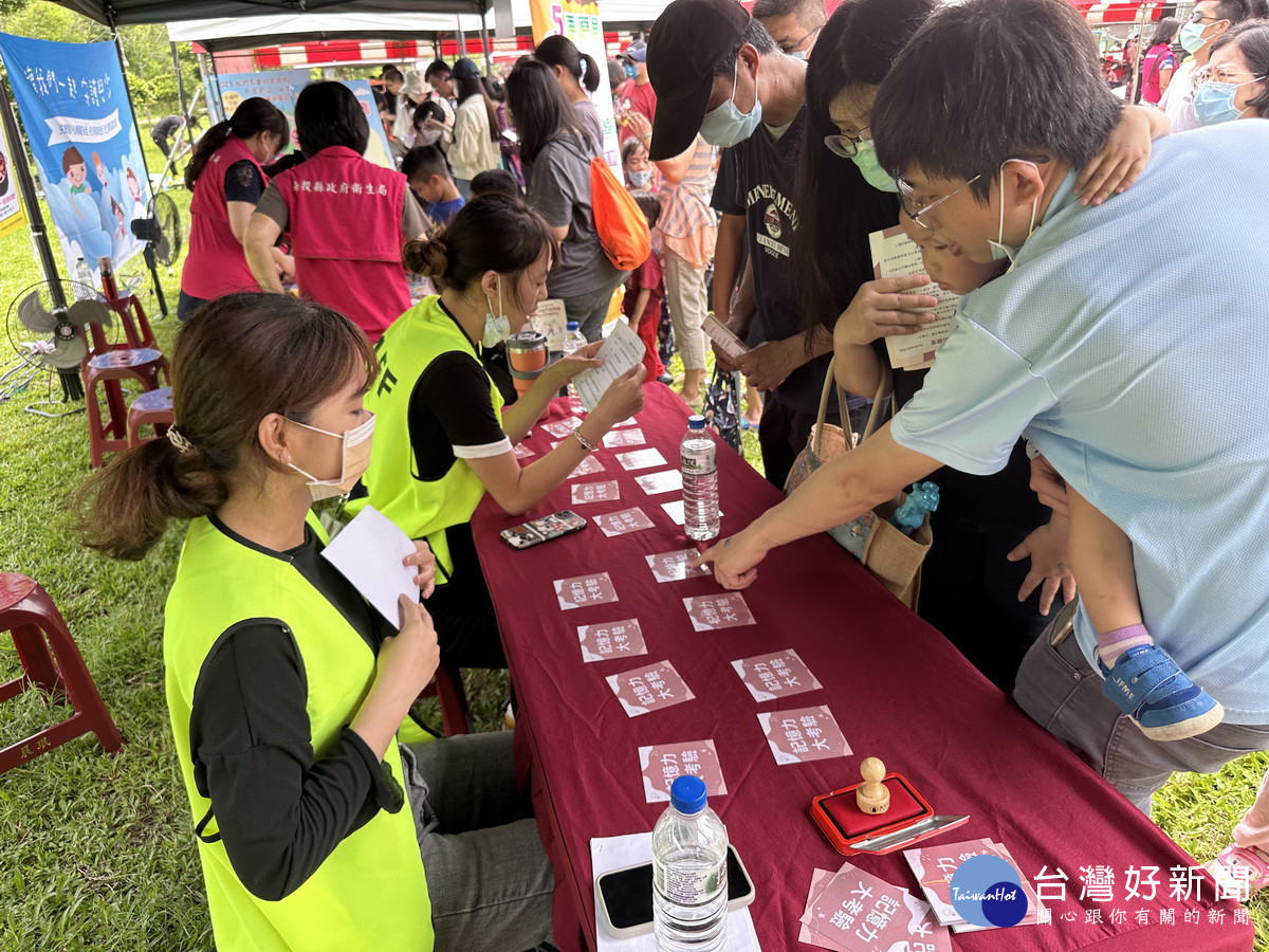 多個闖關攤位讓親子體驗提高認知。（記者扶小萍攝）