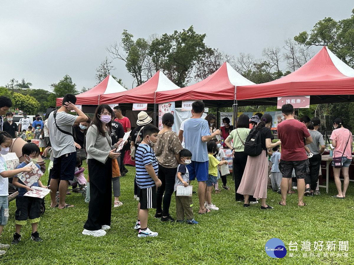 各攤位大排長龍親子來體驗及闖關。（記者扶小萍攝）