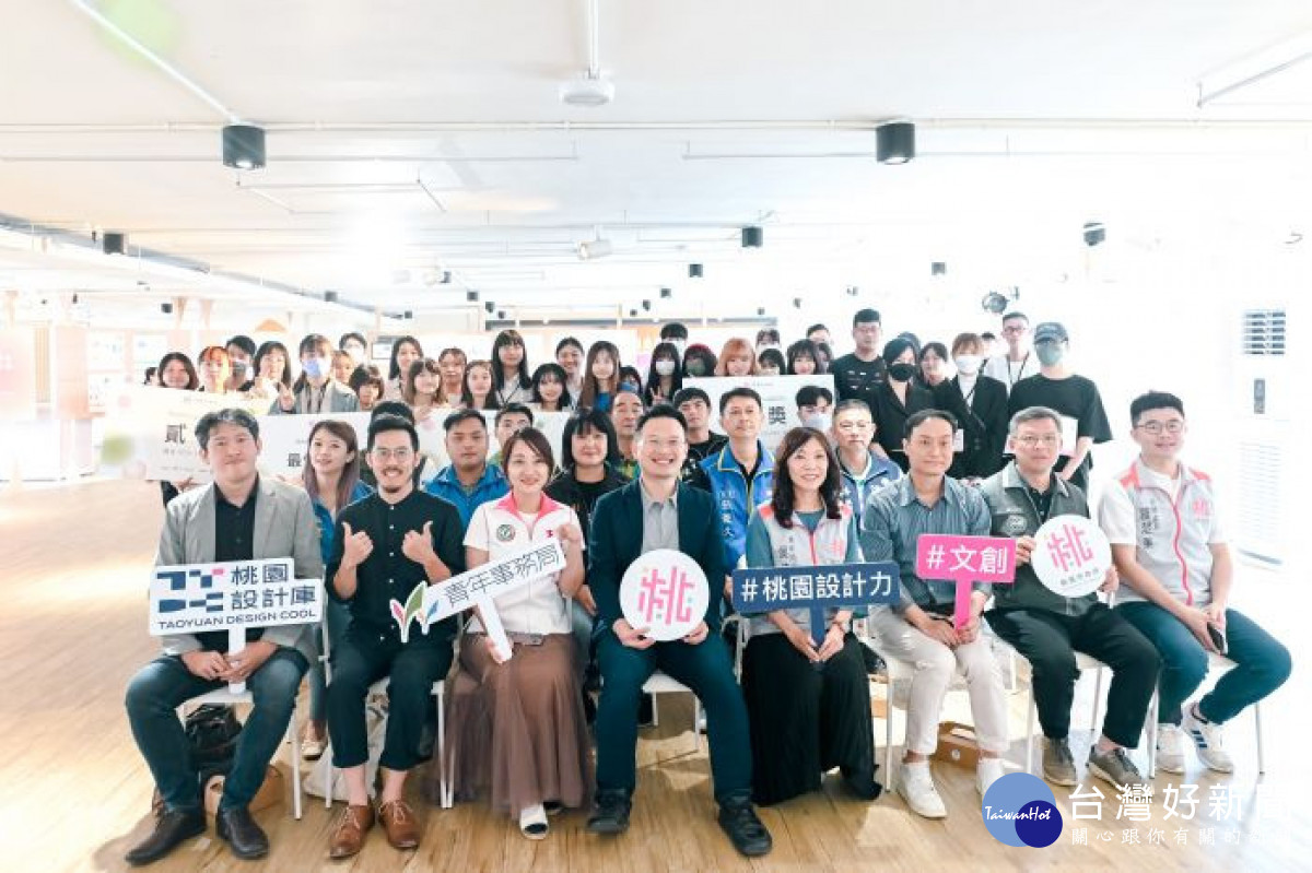 蘇副市長、青年局長侯佳齡與獲獎團隊合影。