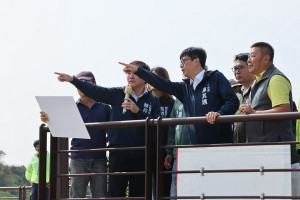 ▲陳其邁前往視察觀音湖景觀規劃及防汛整備工程。（圖／記者 許高祥 翻攝）