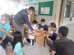 林管處指導平林國小師生組裝課桌椅。（南投林管處提供）