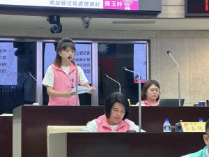 陳玉玲等議員對垃圾的處理表達關切。（記者扶小萍攝）