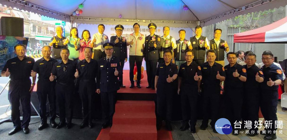 桃園市長張善政、警察局長吳坤旭、市議員與多位分局長及貴賓合影。