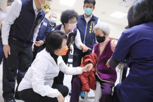 盧秀燕關心長輩健康