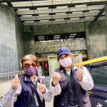 收費員張春蘭(左)林宜樺有如守護停車格的保母-用心關注每輛車