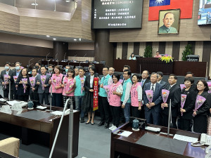 議員贈送縣府主管花束期許縣政再努力。（記者扶小萍攝）