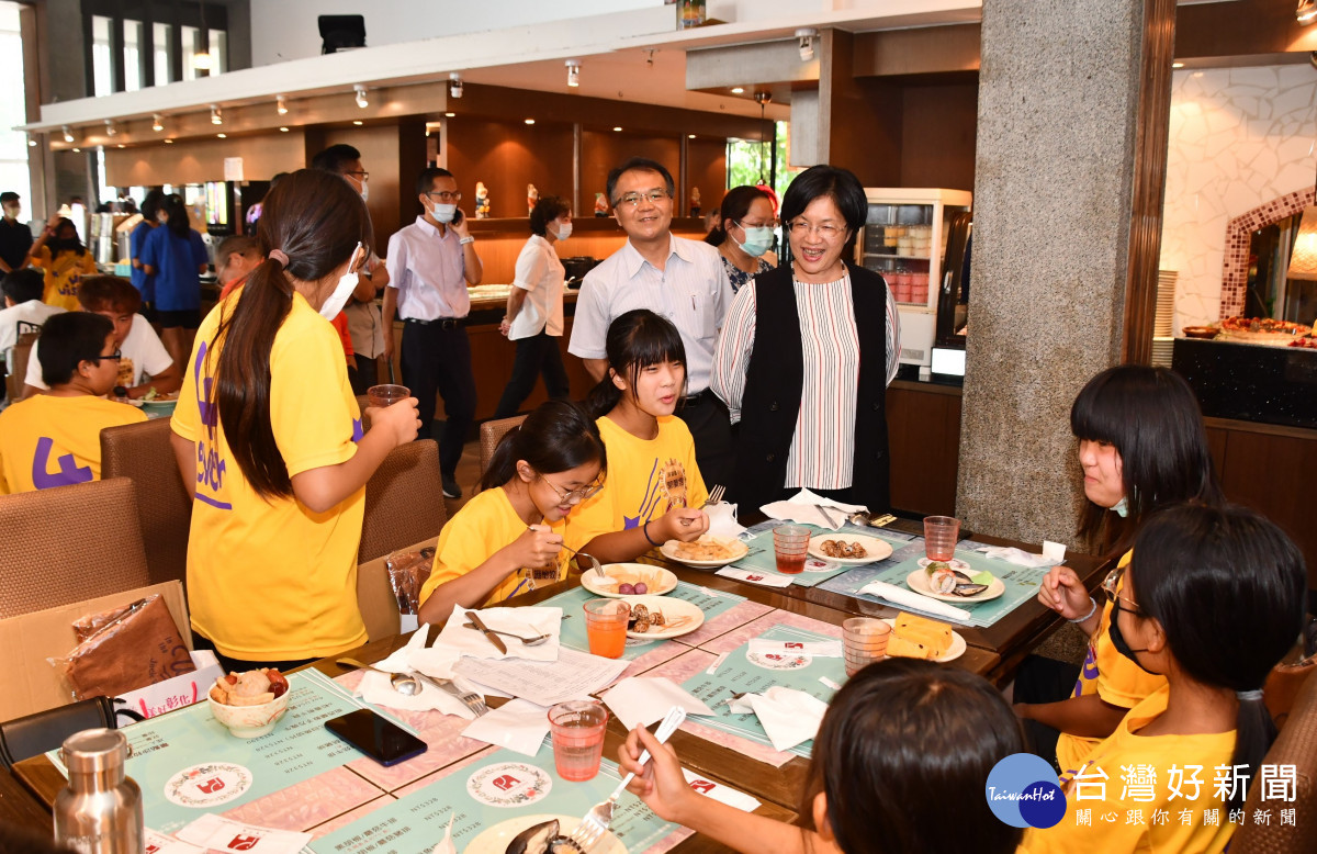 彰化囝仔三項全國賽事成績亮眼，彰化縣長關心選手用餐。圖／彰化縣政府提供