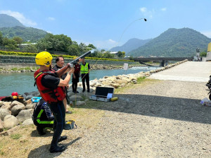 水里消防人員實施拋繩槍操作訓練情形。