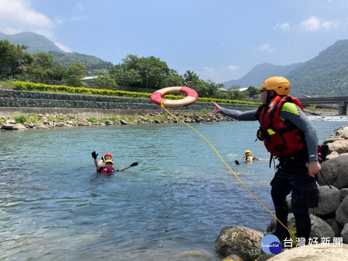 水里消防人員實施救生圈操作訓練情形