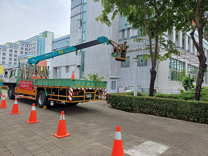 ▲高市勞工局舉辦景觀樹木修剪作業示範，直接操練工安SOP。（圖／記者 許高祥 翻攝）