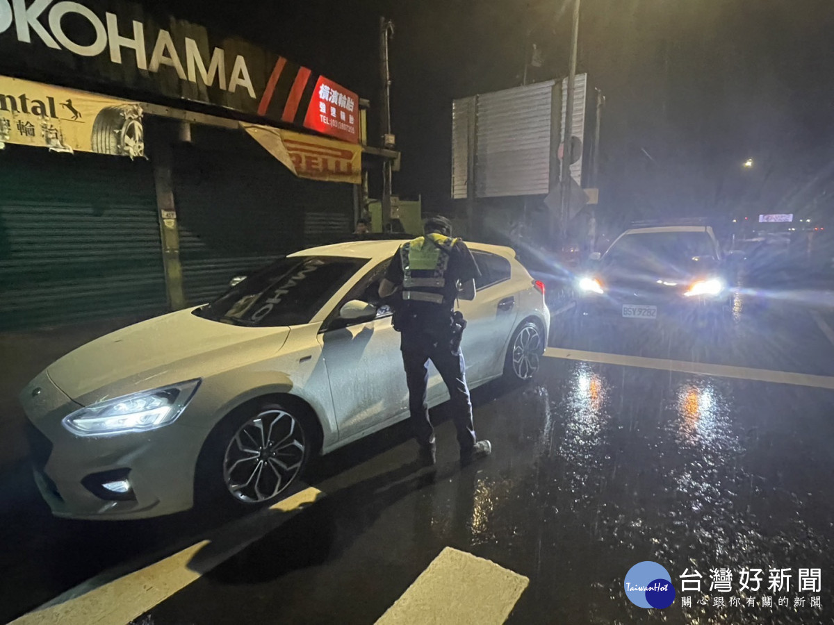 大溪分局執行「靜桃專案」攔查改裝噪音車。<br /><br />
<br /><br />
