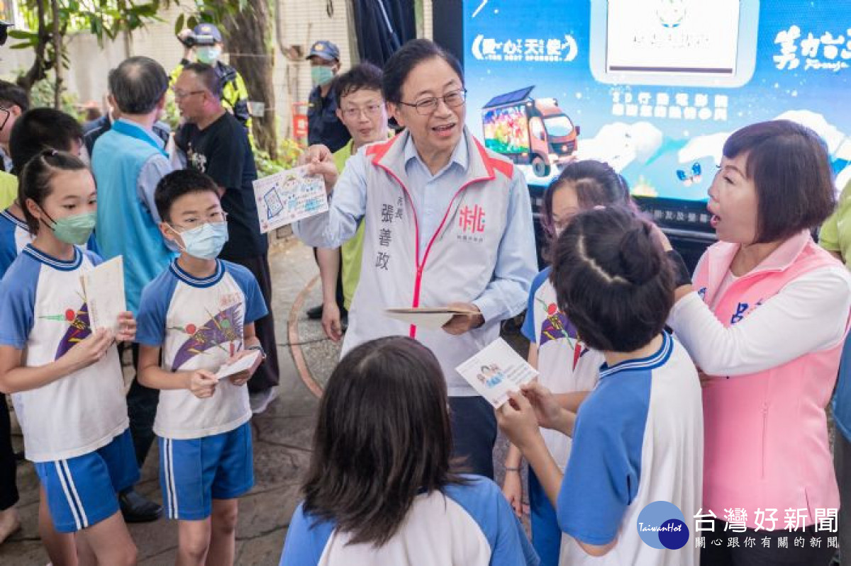 學童致贈卡片給張市長。