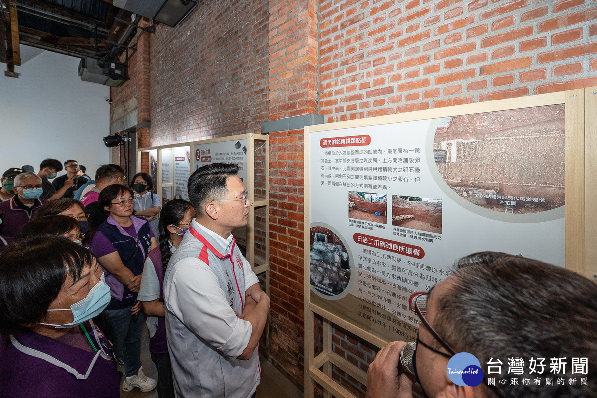 桃園市副市長蘇俊賓參觀「看見G07考古發掘」教育特展。<br />
