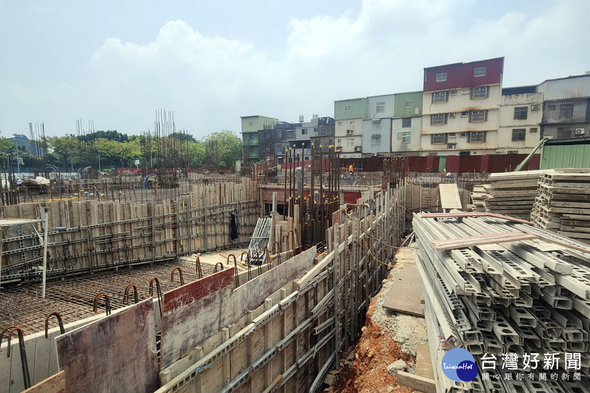 楊姓土石方清運業者提出該平鎮區建案相片。