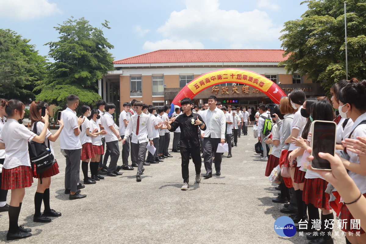 在校生列隊歡送畢業學長。（記者扶小萍攝）