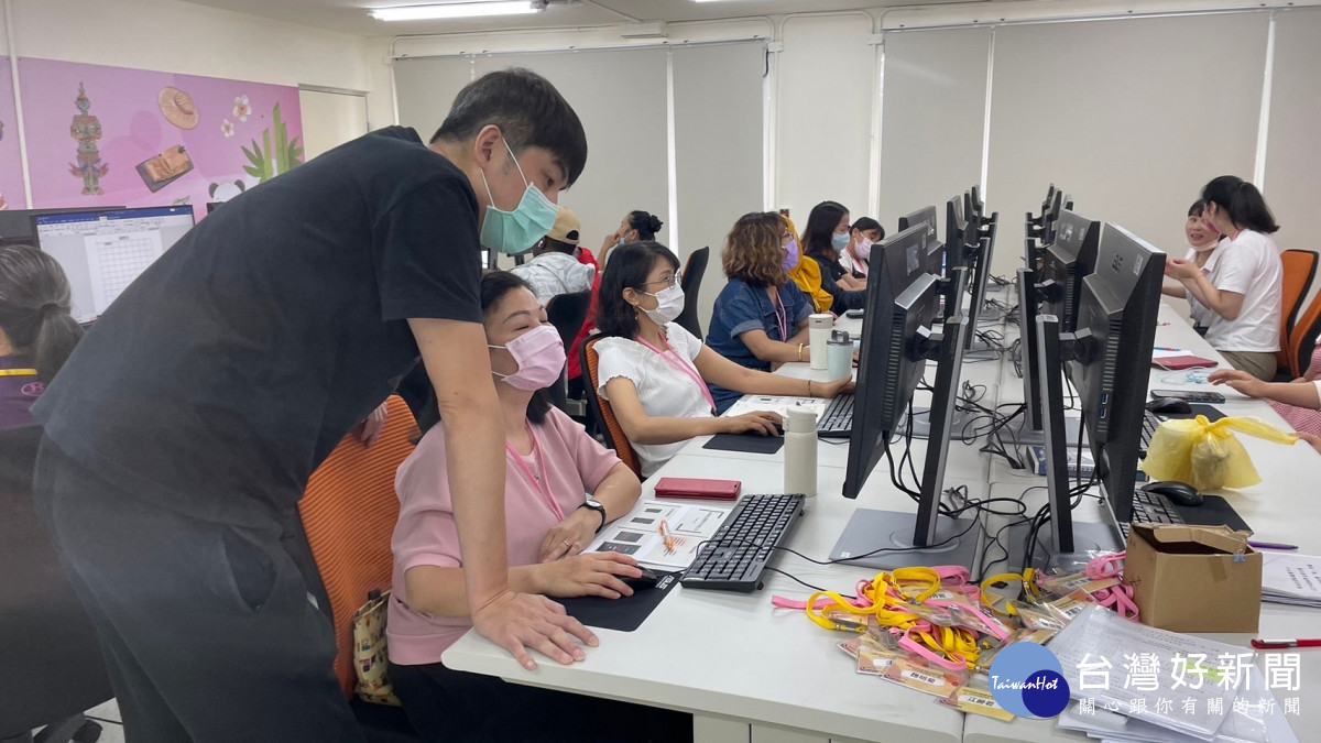 電腦老師親自手把手教導新住民學習製作履歷表。