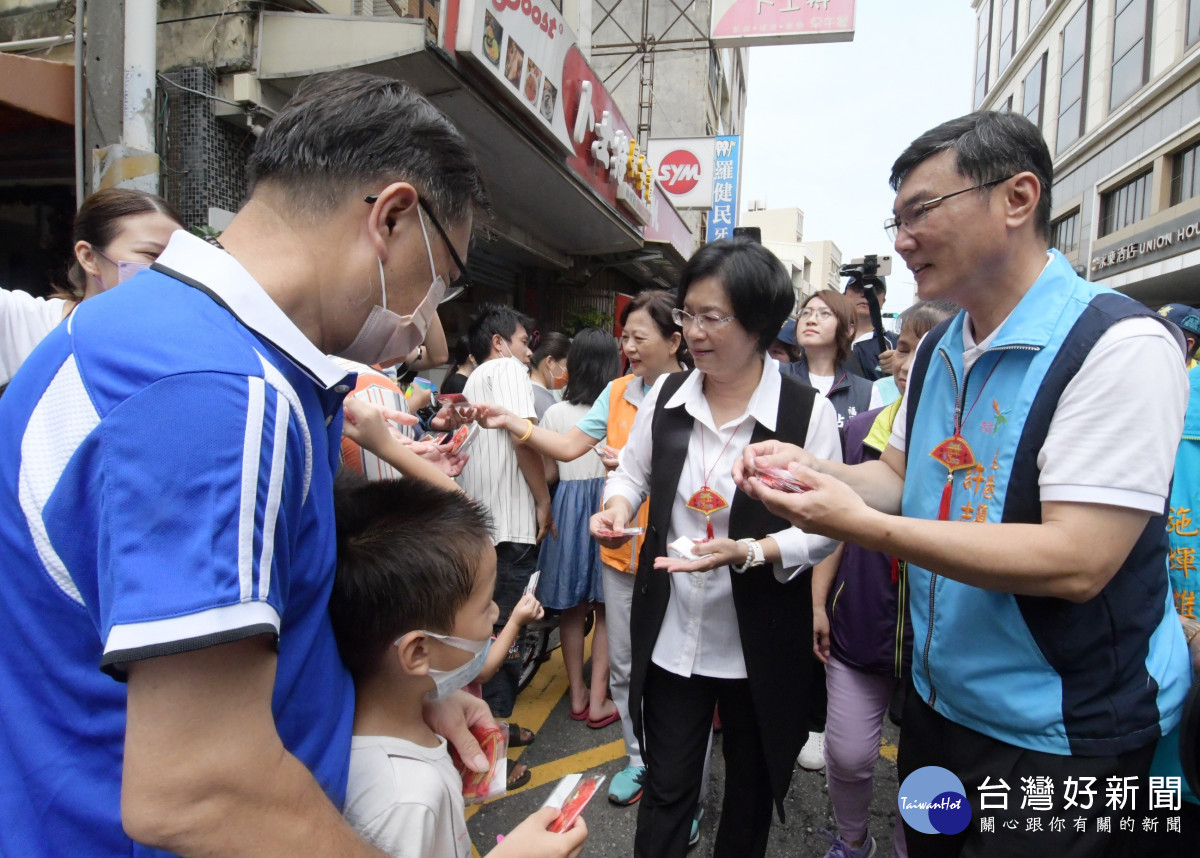 縣長王惠美、 鹿港鎮長許志宏等人，發送端午吉祥香包與民眾保平安。圖／記者鄧富珍攝