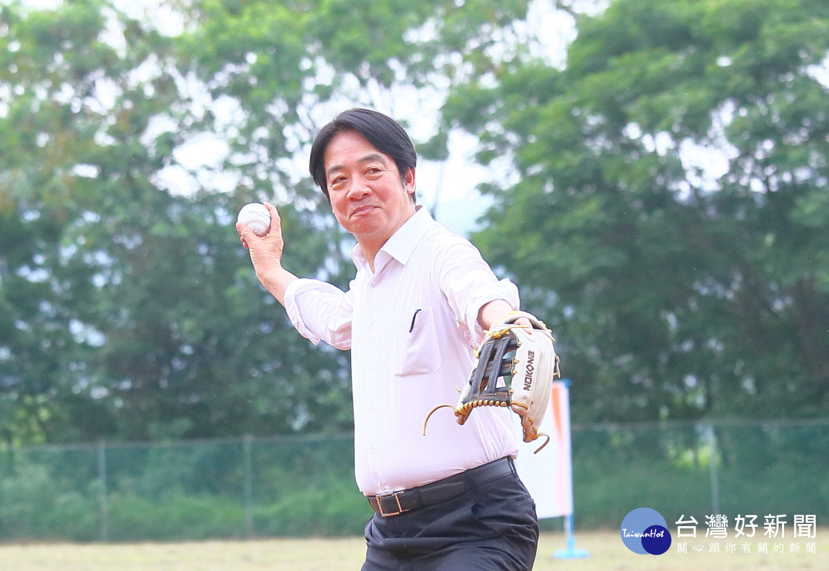副總統賴清德為「不老棒球」聯盟開球。圖／弘道老人提供