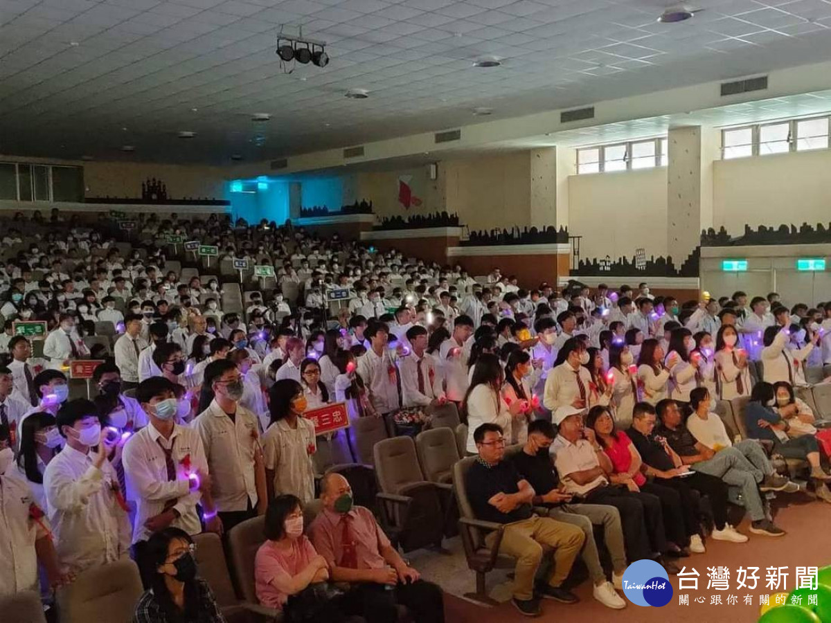 國立水里商工畢業典禮，在該校演藝廳舉行，220位畢業生溫馨受祝福。
