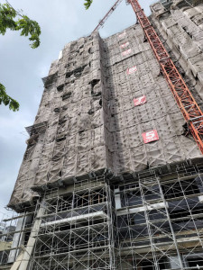 ▲小港區港源街建築工程鷹架構件掉落鄰房屋頂一案，高市工務局開罰業者18萬元並勒令停工。（圖／記者 許高祥 翻攝）
