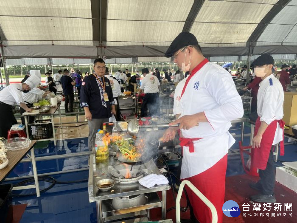 參賽隊伍專注烹飪客家小炒料理。