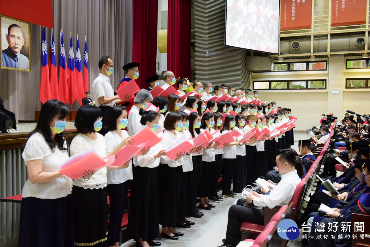 中原大學畢業典禮，中原大學教職員生百人詩班獻唱。