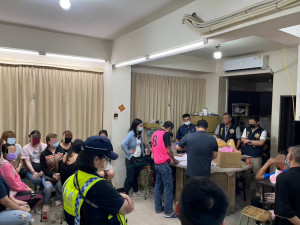 推筒子賭場藏身民宅，大園警攻堅逮獲32人。