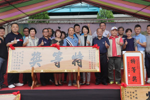 許縣長頒匾祝賀特等獎農友。（縣府提供）