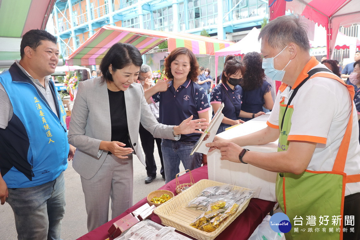 許縣長到各攤位關心今年茶葉與農產行銷。（縣府提供）