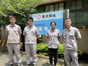 廖翊琳(右2)、古傳業(左1)等年輕人，透過青艦計畫進入春源鋼鐵找到適合自己的工作。