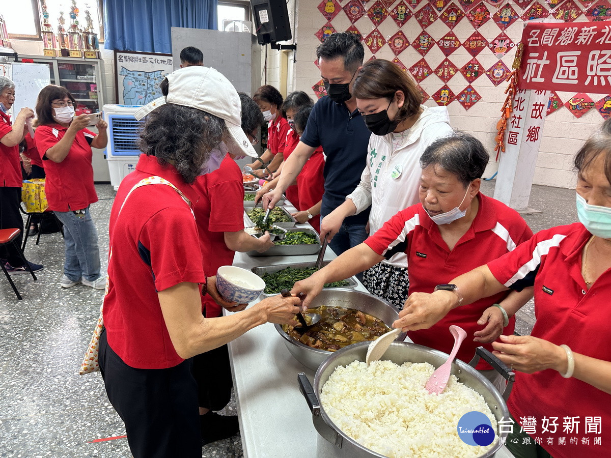 沈議員和陳鄉長為長輩們打菜讓老人家開心吃飯。（記者扶小萍攝）