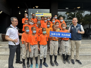 陳鄉長請新街國小少棒隊員啖火鍋。（記者扶小萍攝）
